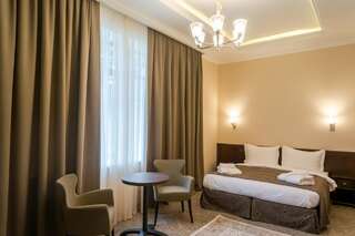 Отель Royal Plus Hotel Алматы Улучшенный двухместный номер с 1 кроватью или 2 отдельными кроватями-4